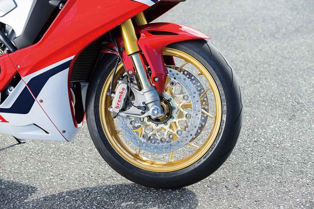 画像: ブレンボ製の、モノブロックキャリパーを採用するフロントブレーキ。スーパースポーツモデル専用ABSを採用することで、サーキット走行でも違和感なく扱える制動フィーリングをライダーに提供してくれる。