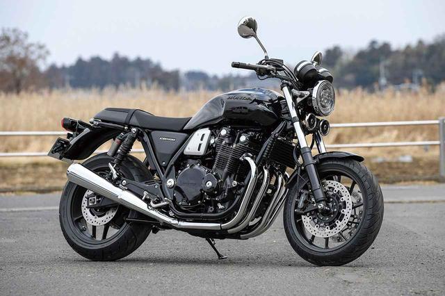 画像: 2019年型CB1100RSは、減衰力特性に優れたフロントフォーク、14→17リットルに容量を増やした燃料タンクを採用した新型CB1100をベースとしている。CB1100RSは専用装備として、減衰力の調整機能付きのリアサスペンションを採用。なおカラーリングは、ダークネスブラックメタリック、マットベータシルバーメタリック、そしてパールホークスアイブルーの3色を用意する。