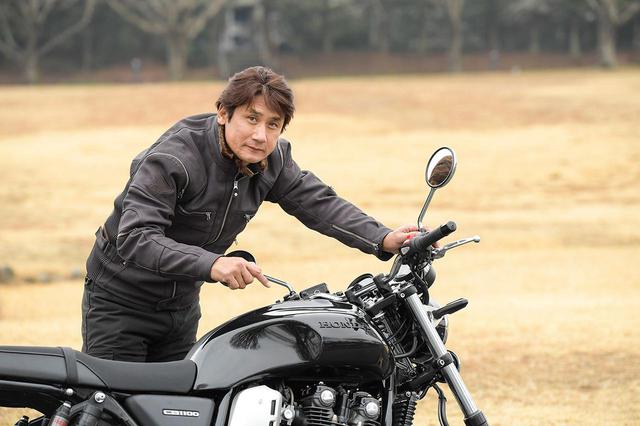 画像: 伊藤さんのお気に入りポイントのひとつは、エンブレムもブラック仕上げの燃料タンク。「容量が大きくなったのは、ロングツーリングを楽しみたい人には嬉しいことですね」