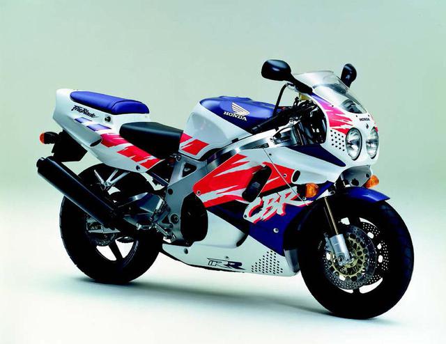 画像: ●水冷4ストDOHC4バルブ並列4気筒●893cc●124PS/10500rpm●9.0kg-m/8500rpm●185kg●130/70ZR16・180/55ZR17●輸出車
