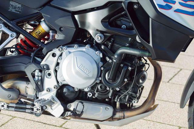 画像: 排気量853cc、DOHC4バルブヘッドを備える一見ごく普通の水冷並列2気筒エンジン。しかし270度位相の逆回転クランクやバランサーを採用、コンパクトなサイズでありながら最高出力95PSを発揮して、力強く軽快な走りを実現。スリッパークラッチも備えている。