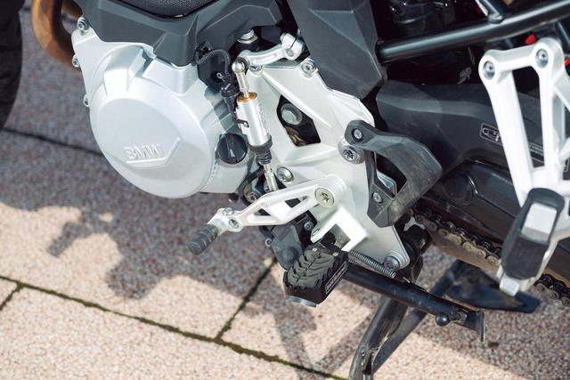 画像: ステップバーがオフロード車のような可倒式にデザインされているのはGSシリーズらしいところ。発進と停車時以外、クラッチ操作なしでシフト操作ができるギアシフトアシスタントプロも装備されていて、シフトダウンでは自動でブリッピングも行われる。