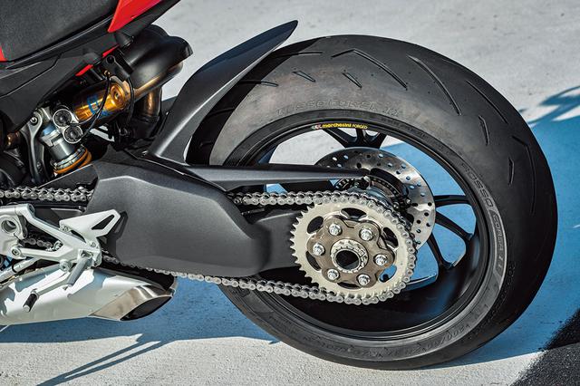 画像: ドゥカティスーパーバイクシリーズ譲りの片持ちスイングアーム。リアブレーキはφ245㎜ディスクに2ピストンキャリパーを標準装備。