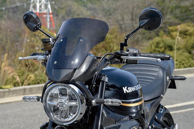 画像: ネイキッドモデルで重宝されるスクリーンバイザーの左右端はミラー基部に向かった後に折り返し、本体をマウントに活用している。ミラーボディもカーボンモノコック。ラジエーターシュラウドがフレームネック(タンク前下)をカバーしていることも分かる。