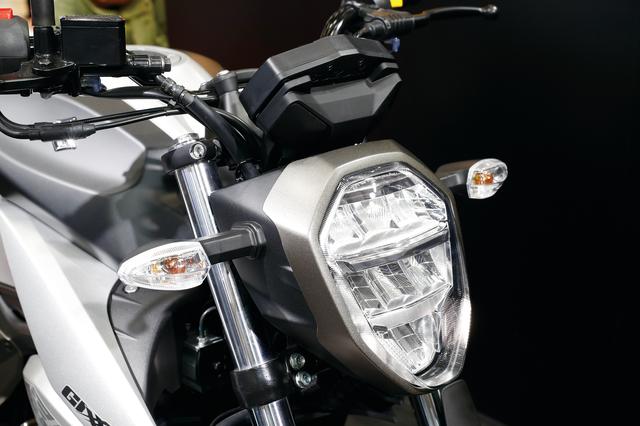 画像: スズキのミドルネイキッド、グラディウスを思わせるデザインの異形ヘッドライトを採用。中身は最新のLED式となっている。