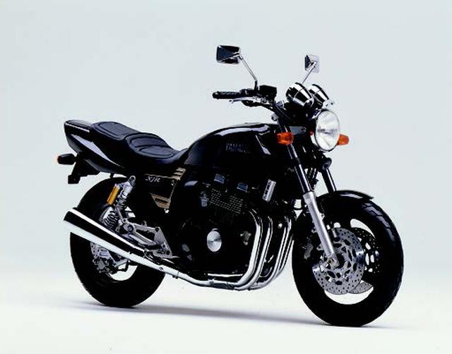 画像: ●空冷4ストDOHC4バルブ並列4気筒●399cc●53PS/11000rpm●3.5kg-m/9500rpm●175kg●110/70-17・150/70-17●57万9000円