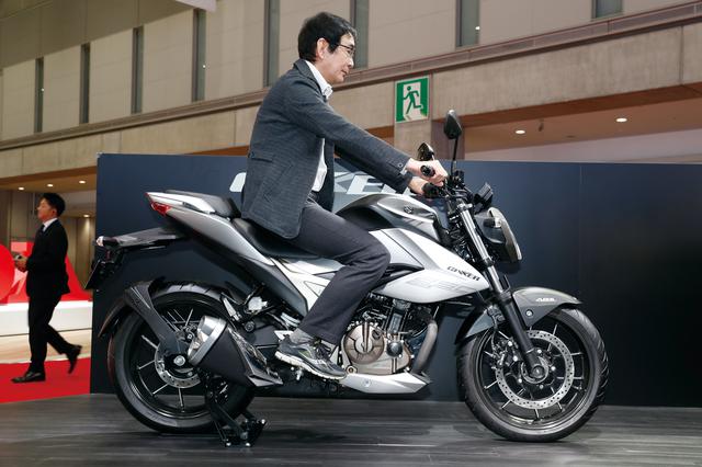 画像: 250㏄フルサイズの車体を持つだけに、ライディングポジションには余裕あり。ハンドルはやや幅広だが、バーエンドの絞り角、ステアリング軸とのオフセット量ともに少なめで、ダイレクトなハンドリングが期待できる。