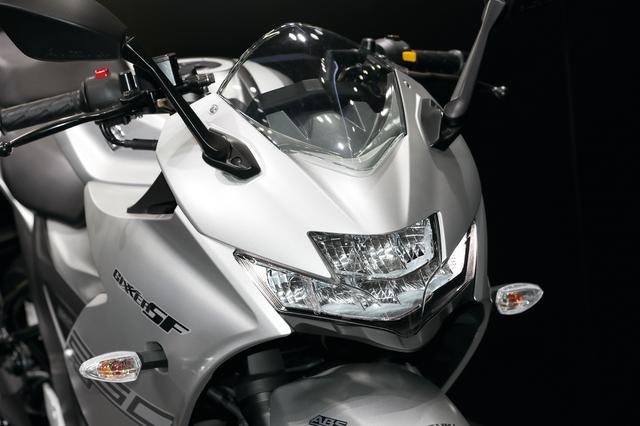 画像: 新設計のLEDヘッドライトはスズキらしい、スポーティなマスクを演出。GSX-Rのエッセンスを感じさせるデザインだ。