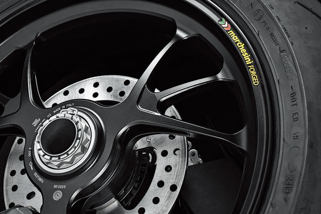 画像: V4Sにはマルケジーニ製鍛造アルミホイールを採用。V4とV4Sのホイールデザインはトリプル構造の3本スポークと同一。