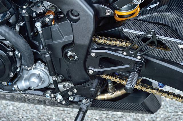 画像: ドライブチェーンはDID製でサイズは520。ステップキットはステップバー/ペダル軸別体式のベビーフェイス製を使っている。