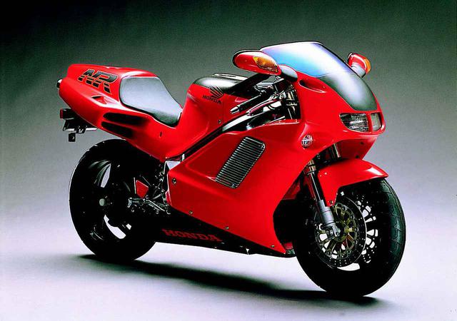 画像: ●水冷4ストDOHC8バルブV型4気筒●747cc●77PS/11500rpm●5.4kg-m/9000rpm●223kg●130/70ZR16・180/55ZR17●520万円