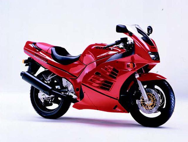画像: ●水冷4ストDOHC4バルブ並列4気筒●398cc●53PS/11000rpm●3.8kg-m/9500rpm●185kg●120/70ZR17・160/60ZR17●64万9000円