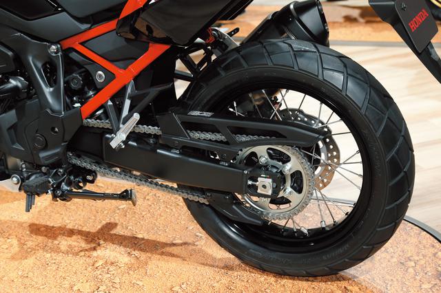 画像: 500gの軽量化となるモトクロッサーCRF450Rと同じアルミスイングアームを新採用。リアサス配置やマウント方式も変更された。
