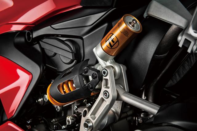 画像: 車体左サイドにマウントされるザックス製フルアジャスタブルリアショック。V2となって、フロント/リアともサスストロークが2㎜長くなった。