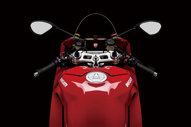 画像: TFTパネルのダッシュボード、剛性コントロールのために肉抜きされたトップブリッジなど、ライダーが見る景色はまさにMotoGPマシンだ。