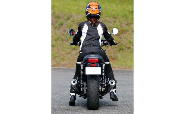 画像2: 平嶋夏海がライディングポジションと足つき性をチェック! 身長:154㎝