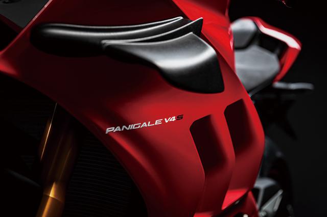 画像: MotoGPでサイズや形状が制限される前に形状が決定したウィングレットが「V4R」以外に初採用。アンチウィリーとダウンフォース効果がある。