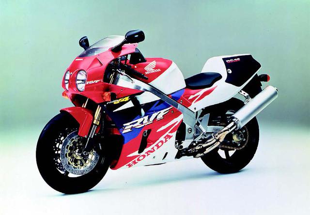 画像: ●水冷4ストDOHC4バルブV型4気筒●749cc●77PS/11500rpm●5.7kg-m/7000rpm●189kg●130/70ZR17・190/50ZR17●200万円