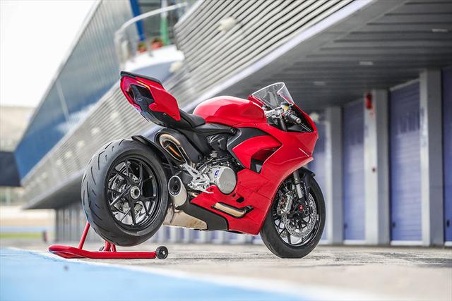 画像: このアングルもスーパーバイク系の美しい表情だと思える。今回、プレス試乗会に用意されたパニガーレV2は、OEMがピレリのディアブロ・ロッソ・コルサⅡなのに対し、トレッドパターンはあるがサーキット用タイヤとなるディアブロ・スーパー・コルサへと交換されていた。フロントにソフト、リアにミディアムという組み合わせで、空気圧はフロントが2.0、リアが1.8という温間数値に調整された。この写真で解るように959パニガーレ時代よりも遙かに短い排気系、そして片持ちスイングアームの採用などがパニガーレV2のスタイル上の特徴となる。
