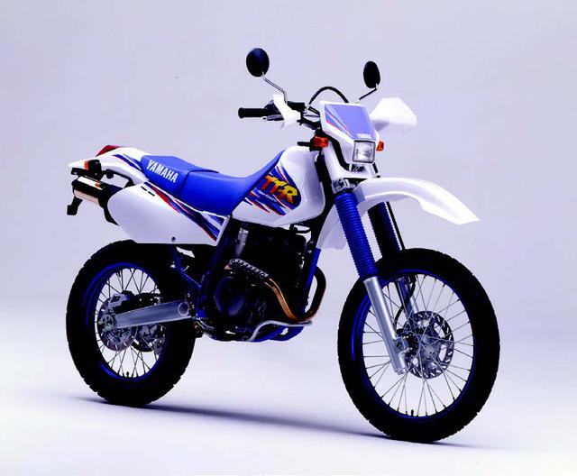 画像: ●空冷4ストDOHC4バルブ単気筒●249cc●30PS/8500rpm●2.8kg-m/7000rpm●113kg●3.00-21・4.60-18●46万9000円