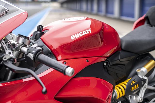 画像1: 【動画あり】DUCATI Panigale V2「トップたる所以。V2に込めた熱量を識る」 (松井勉)♯Web Mr.Bikeインプレッション