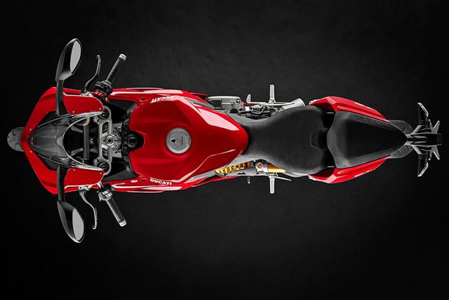 画像: 上からV2を見るとドゥカティが採用するモノコックフレームがスリムな車体作りに有利なことが解る。エンジン上部にあるそのモノコックフレームは、エアクリーナーボックスを兼ねていて燃料タンクがエアクリーナーボックスの蓋となる。916の頃からエアボックスの蓋をタンクが兼ねる構造だったが、さらにトレリスフレームを省いたことで、横のボリュームが消えスリムに。959パニガーレから燃料タンク形状は引き継がれている。