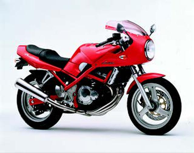 画像: ●水冷4ストDOHC4バルブ並列4気筒●249cc●40PS/13500rpm●2.7kg-m/10000rpm●160kg●110/70-17・140/70-17●58万5000円