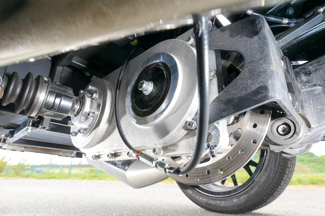 画像: リアホイールの駆動力はバイク部分の駆動システムから取り出している。奥に見えるブレーキはパーキングブレーキ用で、キャリパーはブレンボ製。