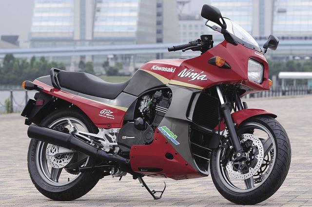 画像: カワサキGPZ900R 1984年、GPZ900R、通称ニンジャが登場。直4水冷DOHC4バルブエンジンは当時としては珍しいサイドカムトレインを採用し、バックボーンタイプのダイヤモンドフレームに搭載する。その軽さと運動性能を武器に速さは圧倒的で、当時の海外雑誌のテストでは、頻繁に250㎞/hを超えるデータを記録していた。