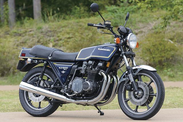 画像: カワサキ Z1000MkⅡ 多くの国産ビッグバイクがラウンドフォルムだったのに対し、タンクやテールなどの外装部品やカムカバーまで角張ったフォルムの「マークⅡ」にはZ系の遺伝子も色濃く継承されている。基本構成はZ1000をベースにアップデートされたもので、10馬力のパワーアップを果たし、Z1000を上回るゼロヨン11秒96という数字をマークしている。