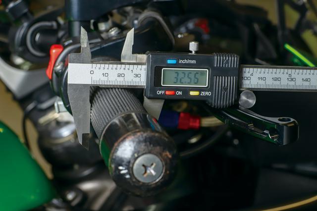 画像: グリップ外径はφ33.6㎜と発表されているが、実測では約32.5㎜。ちなみにニンジャ1000の純正グリップは約31.5㎜なので差はごく僅か。