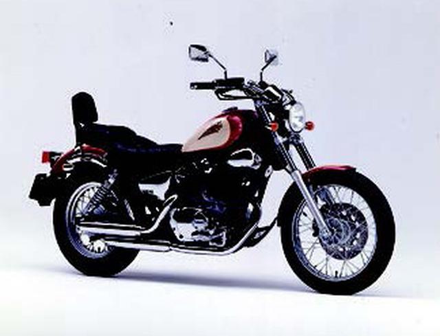 画像: ●空冷4ストOHC2バルブV型2気筒●249cc●23PS/8000rpm●2.2kg-m/6000rpm●142kg●3.00-18・130/90-15●46万9000円