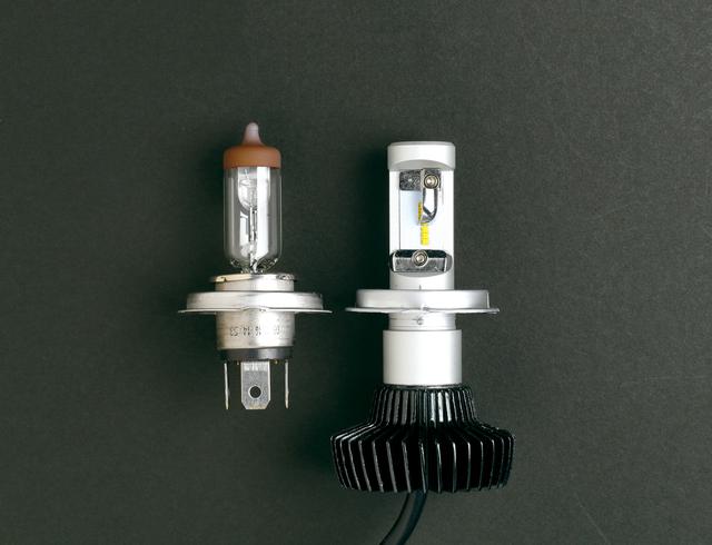 画像: ヒートシンク付きのLEDバルブとコントローラーというシンプルな構成。オートバイ専用設計の高耐振仕様で、車検にも対応する。ノーマルのH4バルブと比べると口金から後ろ側がヒートシンクの分だけ長い。バルブ重量はヒートシンク込みで112gと超軽量。 価格:1万9250円