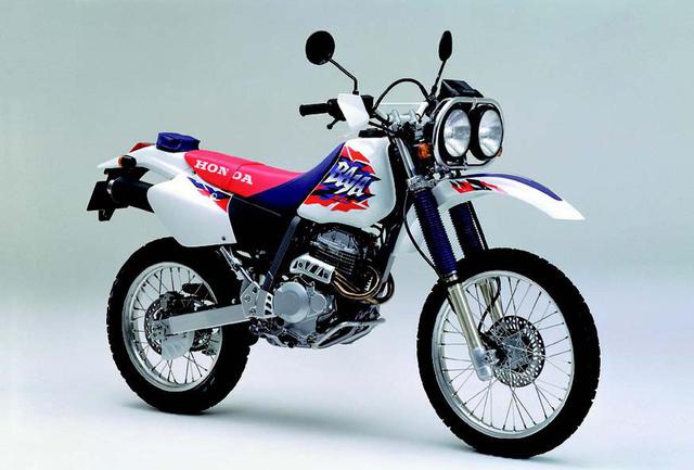 画像: ●空冷4ストOHC4バルブ単気筒●249cc●28PS/8000rpm●2.6kg-m/7000rpm●117kg●3.00-21・4.60-18●49万9000円