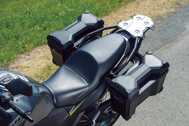 画像: オンロードバイクのようなホールド性の高いシート形状で、クッション厚も硬質。長距離も疲れず快適だ。