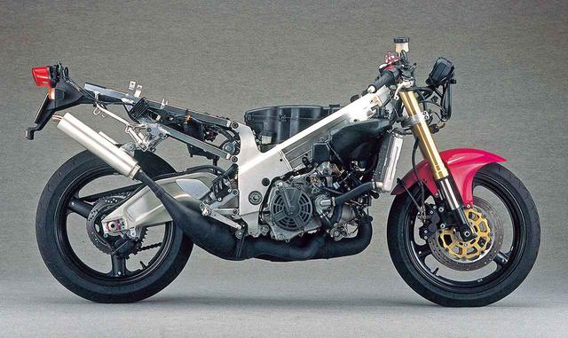 画像: ツインスパーフレームは新設計で、アンダーレールを廃止したのが従来型との外観の大きな違い。ヘッドパイプ周辺とスイングアームピボットプレートは中空鋳造、左右スパー部は目の字断面の押し出し材を使う。軸距は1380→1330㎜と大幅に短縮され、キャスター/トレールは25度/94㎜→24度/89㎜へと変化。乾燥重量は139→134㎏に減量した。ホイールは前後17インチを維持、F:110/70R17、R:150/60R17のタイヤサイズも先代に倣う。排気系は2本のサイレンサーを左右に置くが、排気系が右2本出しの時代に初採用した湾曲型スイングアームが復活。チェーンスライダーは、後方から引くタイプから軸受け部のカラーをボルト頭で後方に向かって押す方式となる。