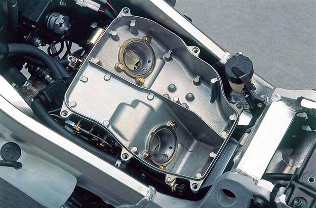 画像: キャブレターはTM32を2基装備し、アルミ製のボックス下半分に直接固定される。メインボアはφ36→32㎜に変化するテーパー形状で、優れた応答性の獲得に寄与。