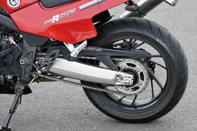 画像: モチーフとなったCBR400Fは、φ35mmサイズのフロントフォーク+角型スイングアーム、前16/後18の星型コムスターホイールなのだが、この車両は同じ形状でないのにそれらしく見えてしまう点が凄い。タイヤはCBR650F標準のダンロップD222でフロントが120/70ZR17、リヤが180/55ZR17となっている。