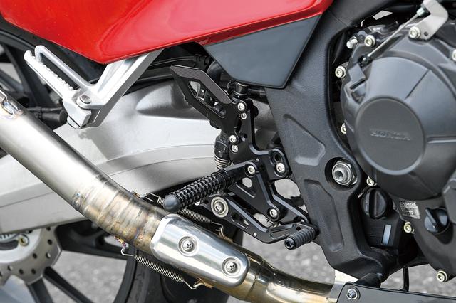 画像: 少し後方位置としたステップは社外品を装着している。このバイクは外観は明らかにCBR400Fなのだが、内容は現代版というのも面白さを高めているのだ。