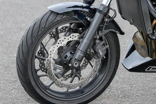 画像: φ41mmフォークや3.50-17/5.50-17サイズの前後ホイール、テーパータイプスイングアーム等はCBR650Fのノーマルをそのまま使っている。