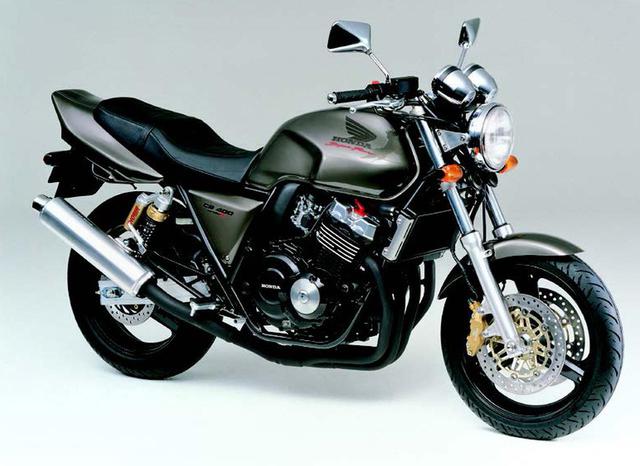 画像: ●水冷4ストDOHC4バルブ並列4気筒●399cc●53PS/12000rpm●3.7kg-m/10000rpm●174kg●110/70-17・140/70-17●59万9000円(価格はS)