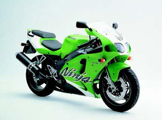 画像: ●水冷4ストDOHC4バルブ並列4気筒●748cc●122PS/11800rpm●8.0㎏-m/9300rpm●203(200)㎏●120/70ZR17・190/50ZR17●輸出車()はRR