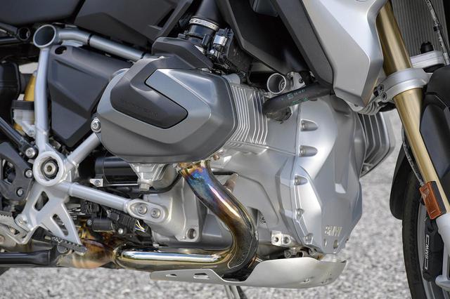 画像: シフトカム機構を備えるDOHC4バルブヘッドを持つ、排気量1254ccの空水冷フラットツインもシリーズ共通で、136PSという最高出力も同じ。