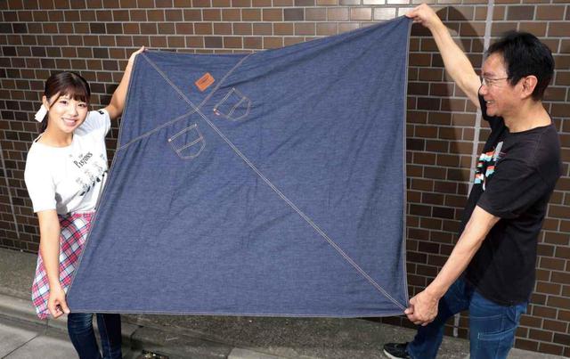 画像: 素材はコットン100%の岡山倉敷産デニム地で、サイズは120×120㎝。ひとまわり小さい100×100㎝サイズもある。