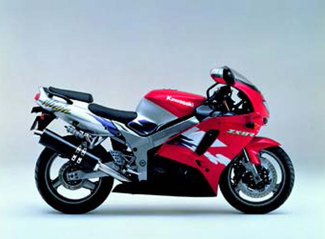 画像: ●水冷4ストDOHC4バルブ並列4気筒●899cc●139PS/10500rpm●9.8kg-m/9000rpm●215㎏●120/70ZR17・180/55ZR17●輸出車