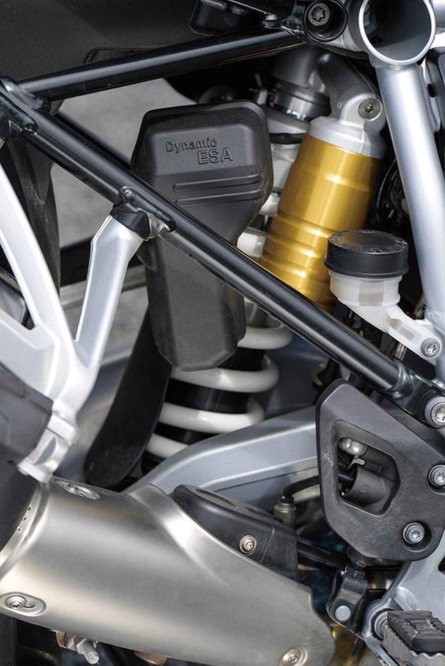 画像: R1250GSはダイナミックESAを標準装備し、バイクの状態に応じてダンピングとプリロードが自動的に調整できるため、より安定した乗り心地を実現。