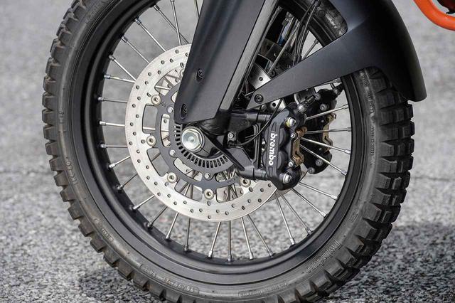 画像: φ320mmローターにブレンボ製のラジアルマウント対向4ピストンキャリパーという組み合わせのブレーキは制動力、コントロール性を両立。