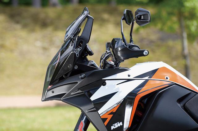 画像: スクリーンはオフロードライディングでヘルメットにあたらない様に、バリエーションモデルの1290スーパーアドベンチャーSのものよりも低いものが装備。