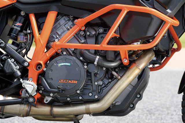 画像: DOHC4バルブヘッドを備える水冷V型2気筒。低回転から太いトルクを発生するため非常にフレキシブルでありながら、強力なパワーも兼ね備えている。