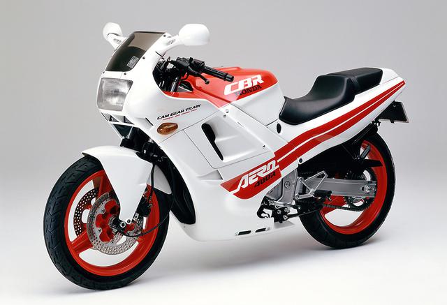 画像: ホンダCBR400R 水冷直4エンジンは高回転域に強いカムギアトレーンを採用し、「目の字」断面のアルミ製ツインチューブ・ダイヤモンドフレームに前傾35度でマウントされる。セパハンやメインステップ、ステップホルダーはジュラルミン製を採用。